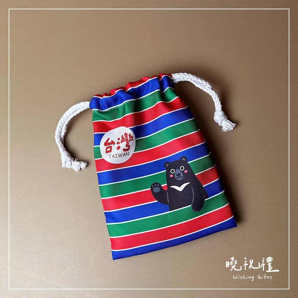 曉祝禮 【給外國朋友】台灣 臺灣 紀念品 伴手禮 出國 禮物 台灣黑熊 束口袋 收納袋 飾品袋 小藥袋 環保袋 14X19CM(1入)