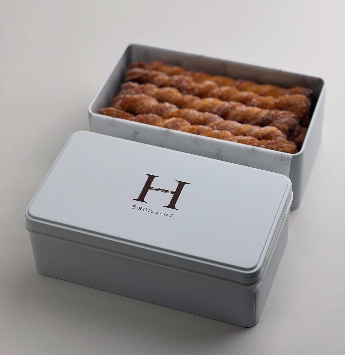 Hsiao.yen 鐵盒丹麥棒(口味: 原味、大溪地香草、肉桂)(14-15入*盒)