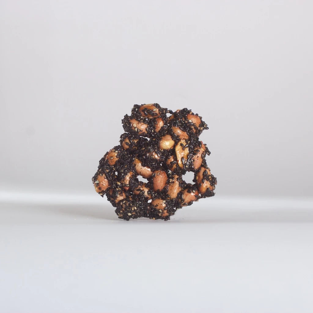 【大地花生工坊】黑芝麻花生片 200g/袋(可素食)|經典花生糖 整粒花生片系列