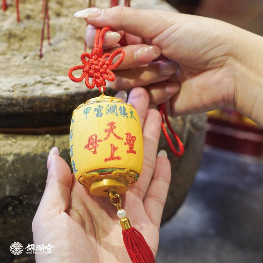 【鎮瀾宮】遶境隨香燈吊飾|大甲媽祖保平安護佑安康吊飾(1入)