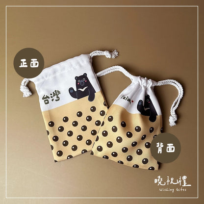 曉祝禮 【給外國朋友】台灣 臺灣 紀念品 伴手禮 出國 禮物 台灣黑熊 束口袋 收納袋 飾品袋 小藥袋 環保袋 14X19CM(1入)