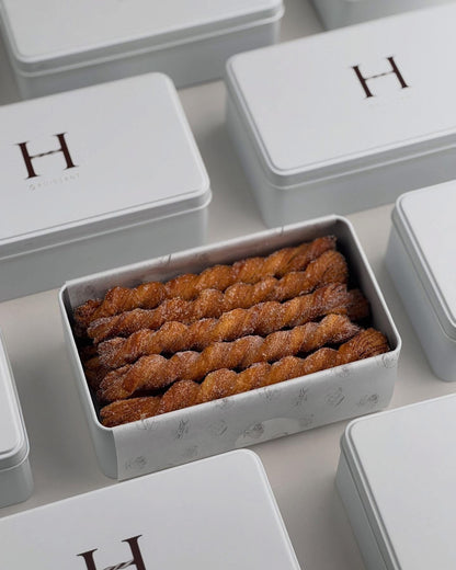 Hsiao.yen 鐵盒丹麥棒(口味: 原味、大溪地香草、肉桂)(14-15入*盒)